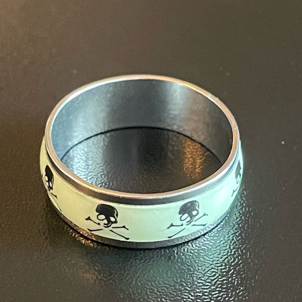 Glow in the dark skull ring - Picture 4 of 10